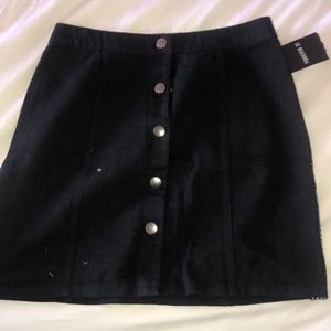 Black skirt with clasp buttons and checkered sides